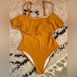 🌟Cupshe-One piece bathing suit, large, gold with ruffle top